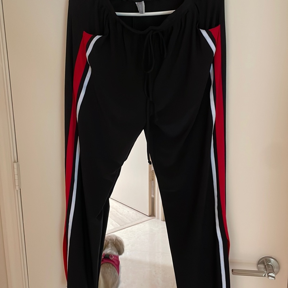 Cute athleisure pants. 8 % spandex.